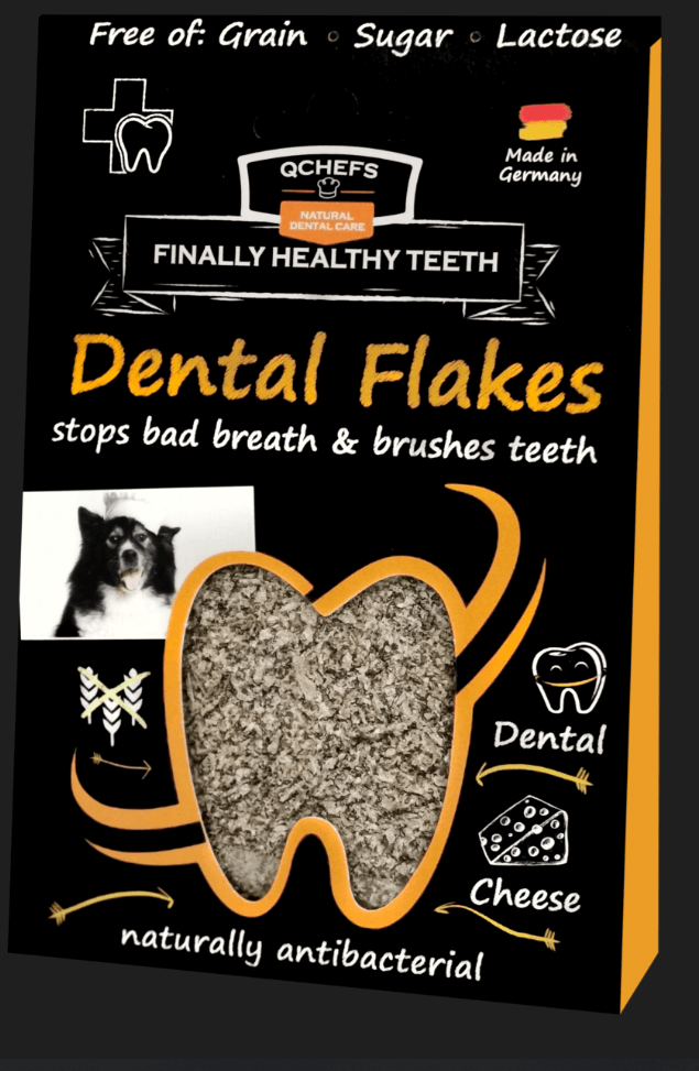Mustassa pakkauksessa koirien hampaidenhoittoon tarkoitettua jauhetta, sekä paketin päällä ominaisuuksia kertovia tekstejä englanniksi