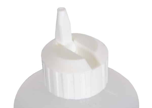 valkoisen muovipullon valkoinen korkki käännettynä avoinna olevaan asentoon