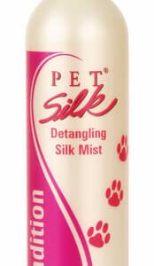 vaalea pullo, vihreä spraykorkki, etiketissä punaista tekstiä Pet Silk Detangling Silk Mist jätettävä hoitoainespray koirille