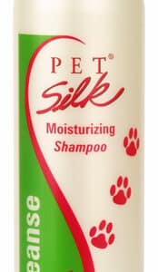 vaalea pullo, vihreä korkki, etiketissä punaista tekstiä Pet Silk Moisturizing shampoo koirille
