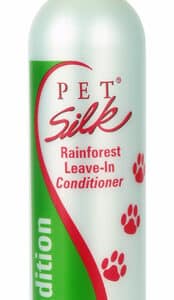vaalea pullo, vihreä spraykorkki, etiketissä punaista tekstiä Pet Silk Rain Forest jätettävä hoitoaine koirille