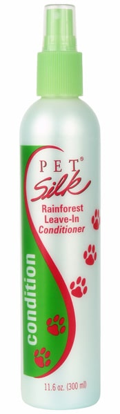vaalea pullo, vihreä spraykorkki, etiketissä punaista tekstiä Pet Silk Rain Forest jätettävä hoitoaine koirille