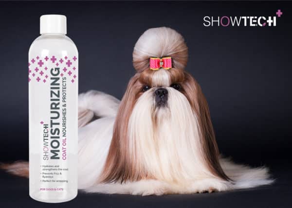 Kuvassa pitkäturkkinen koira sekä ShowTech turkinhoitoöljy pullo